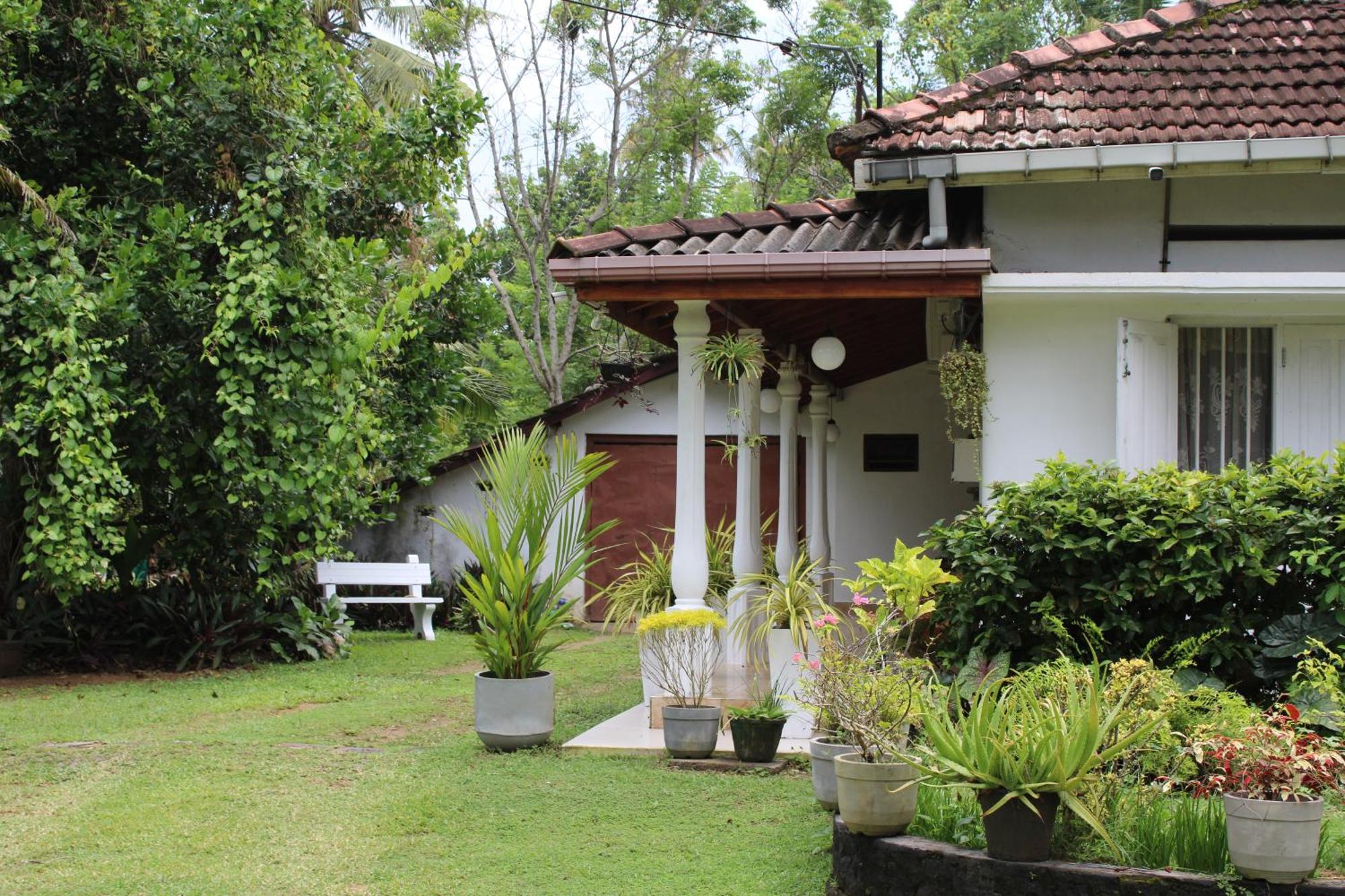 Sun And Surf Rest Ahangama Exterior foto